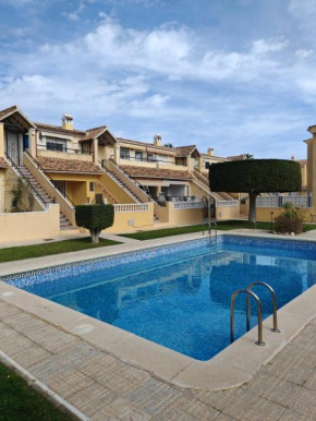 Sandy Bunker 2 bed apartment and pool